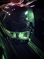 見事に割れてしまったサイドミラー……