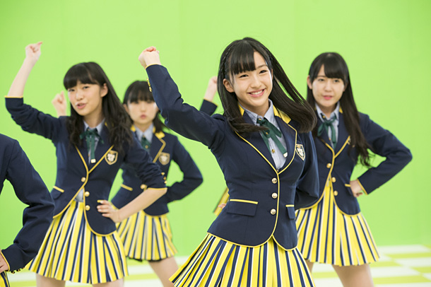制服姿で笑顔で踊るHKT48の田島芽瑠