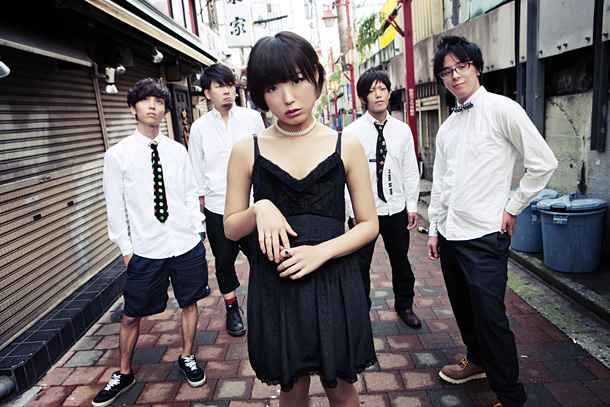 モルヒネ東京 椎名林檎に劣らぬ“おっぱい強調MV”で男性陣血まみれ