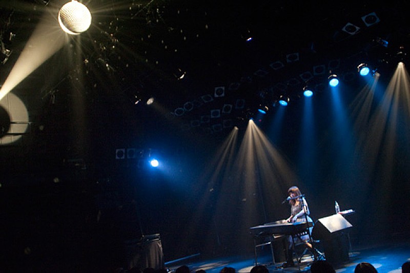 「NIKIIE“麗しい”女性だらけのライブで涙誘う」1枚目/3