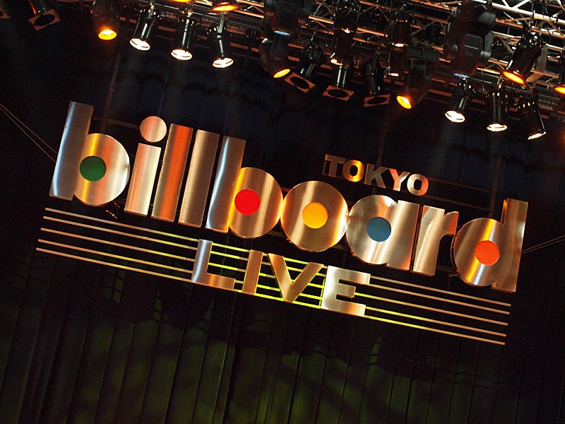 ビルボードライブ東京のステージバックに新「billboard」ロゴが登場
