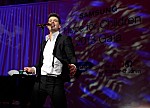 新曲で1位のロビン・シック 最新アルバ…