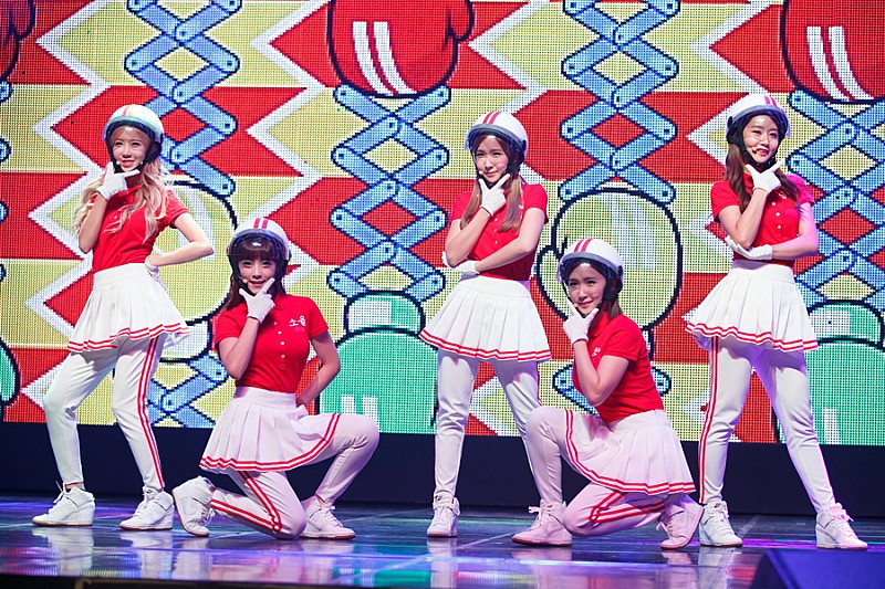 「“キツネ・ソング”x“直列5気筒ダンス”【2013 MAMA】にて個性派コラボが実現」1枚目/2