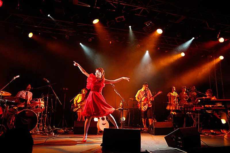 「吉澤嘉代子“ぶりっ子貫き?”客席乱入&脇から伸びた毛の塊プレゼント」1枚目/5