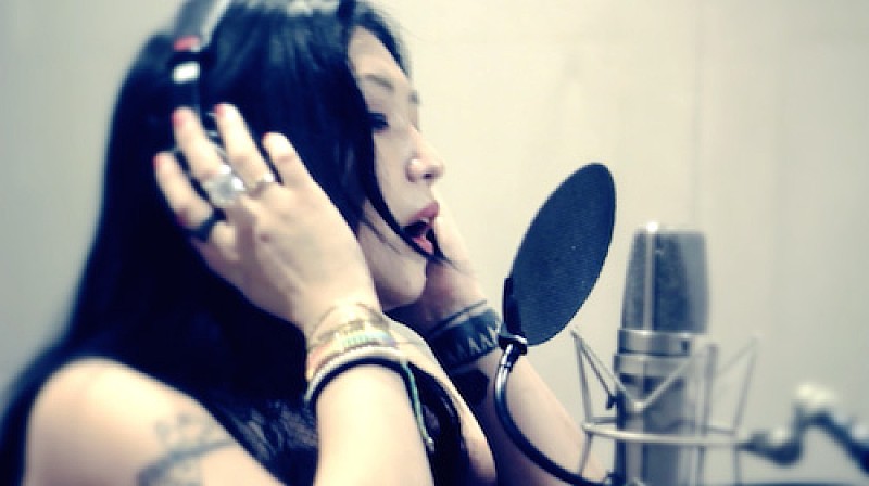 「鬼束ちひろ 新作MVはボーカルブースでの一発録り映像」1枚目/7