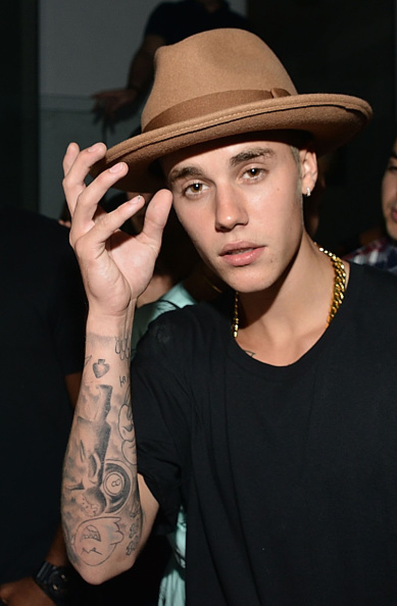 「ジャスティン・ビーバー、パリでパパラッチにパンチを見舞う」1枚目/1