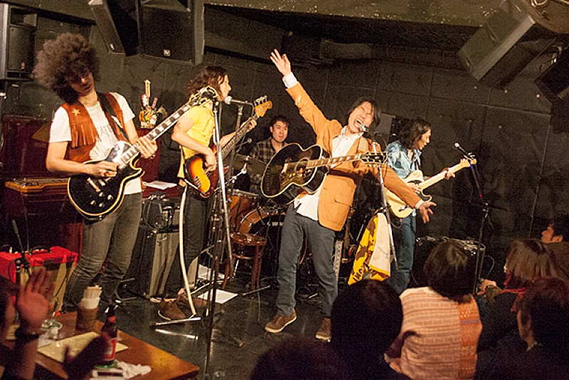 「渋谷伝説のロック喫茶で熱唱、井乃頭蓄音団が年内最後のワンマンで大団円」1枚目/22