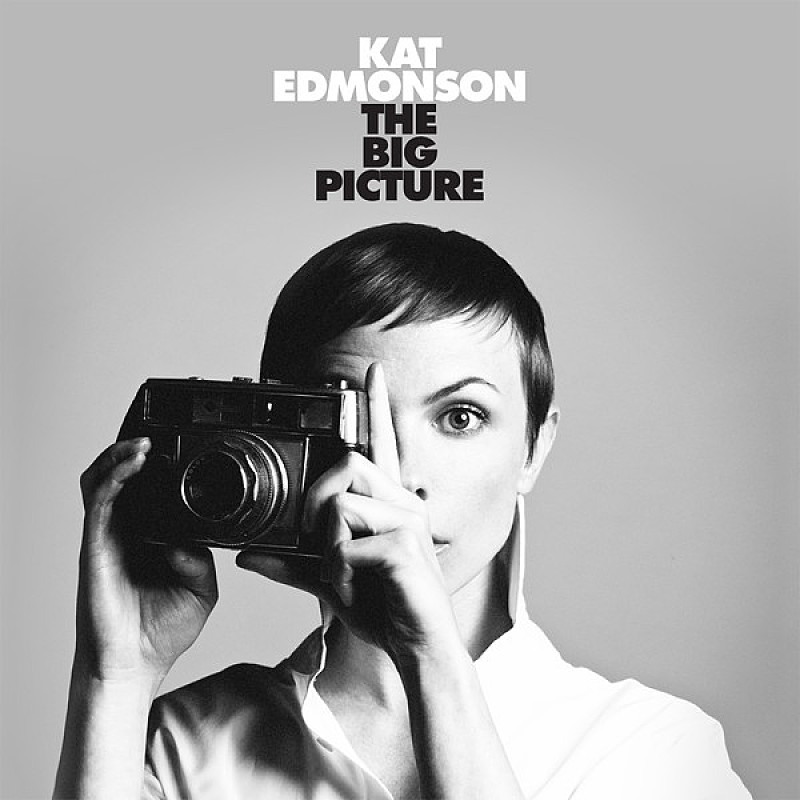 キャット・エドモンソン「Album Review：キャット・エドモンソン 多彩なジャンルを歌いこなす31歳の成熟したミュージシャンシップとその気紛れ」1枚目/1
