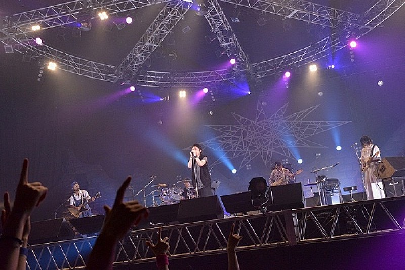 ブンブンサテライツ、【VIVA LA ROCK 2015】でのクロージングアクトに大歓声、ボーカル川島の日本語歌唱も