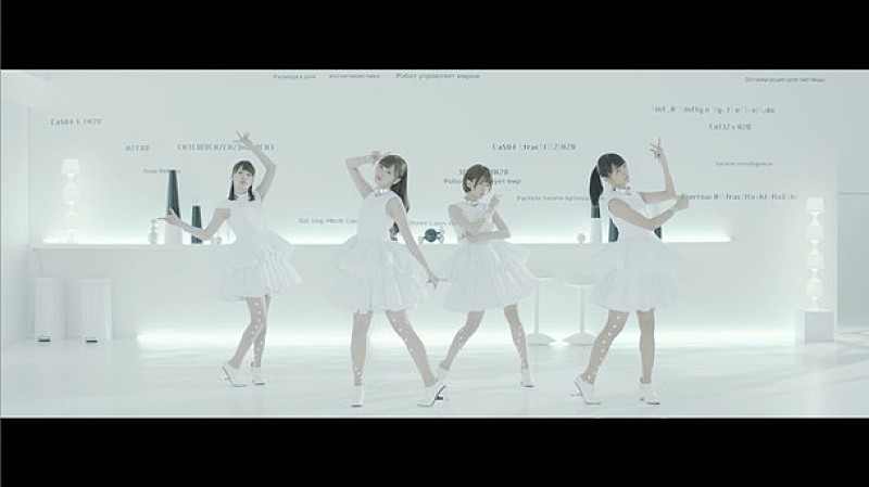 「乃木坂46「魚たちのLOVE SONG」MV 白石麻衣扮する世の中で最も美しいロボット開発」1枚目/6