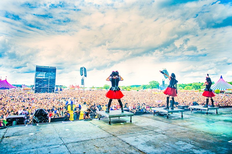 BABYMETAL、イギリス・大型野外フェス出演に9万人が熱狂