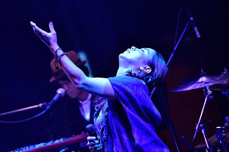 元ちとせが歌い継ぐ「平和への祈り」、カヴァーアルバムを携えたビルボードライブの東京公演をレポート