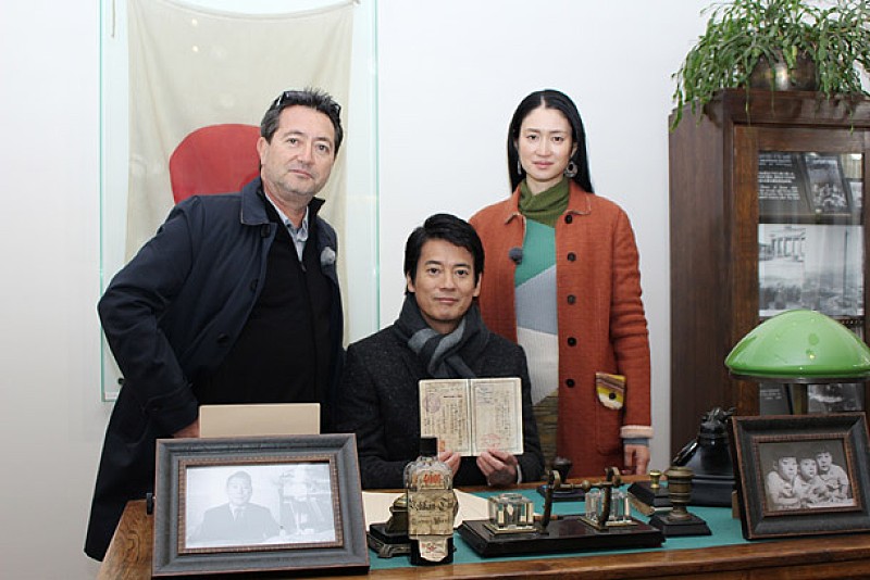 唐沢寿明＆小雪 映画『杉原千畝』ワールドプレミアでリトアニア旧日本領事館訪問「これからも日本をよろしくお願い致します」