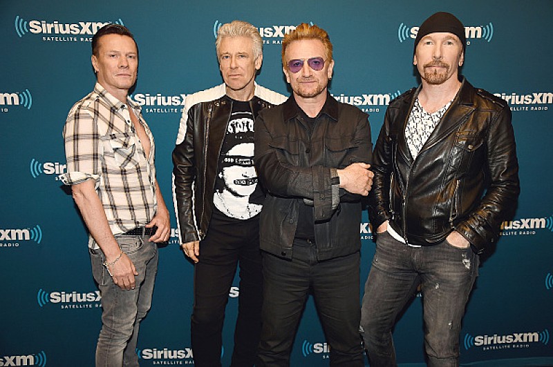 U2「テロ発生時にパリにいたU2、犠牲者多数の会場バタクランを訪問」1枚目/1