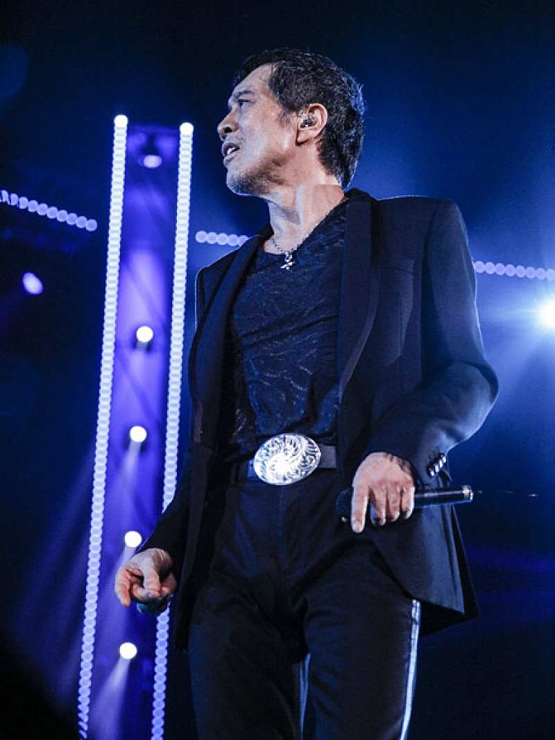 黒い衣装を着た東京ドーム公演での矢沢永吉の画像