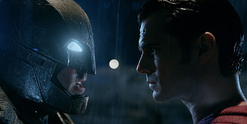 『バットマン vs スーパーマン』最新特別映像が到着、「スーパーマンが“悪”に染まる」