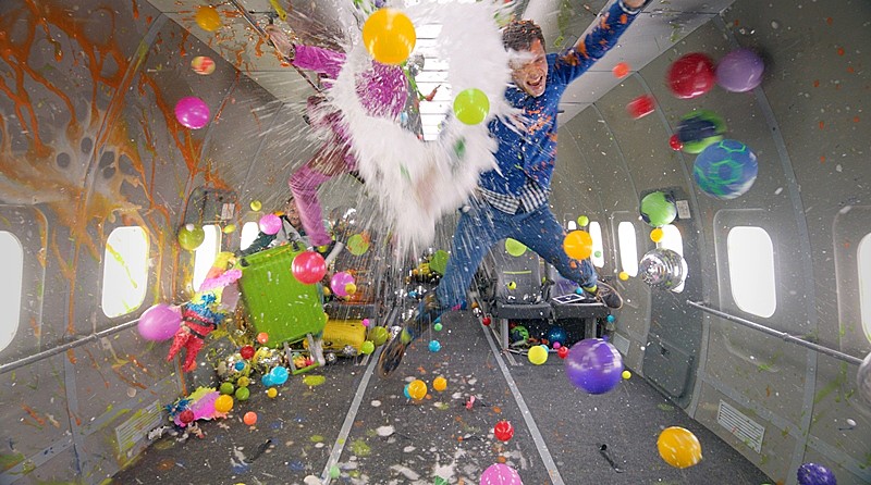 オーケー・ゴー「OK Go 「人類が宇宙空間でアートを制作するようになる日もそう遠くない」人類史上初の無重力撮影MVが完成」1枚目/4