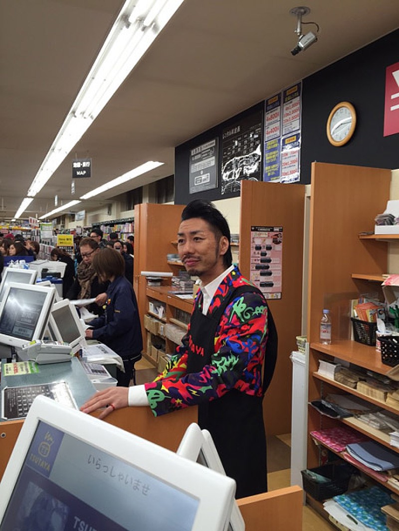 山猿 地元福島にてCDショップ1日店長に挑戦 派手な衣装の上からエプロン纏い「こんな店員さん見たことない」