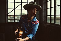 板野友美、奥华子、塩ノ谷早耶香、平井大、平