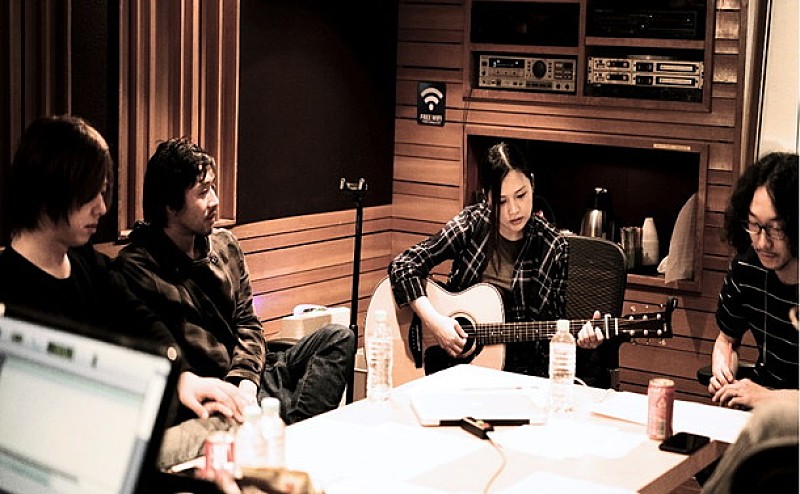 「yui(YUI)擁するFLOWER FLOWER 初シングル曲「宝物」MV公開」1枚目/5