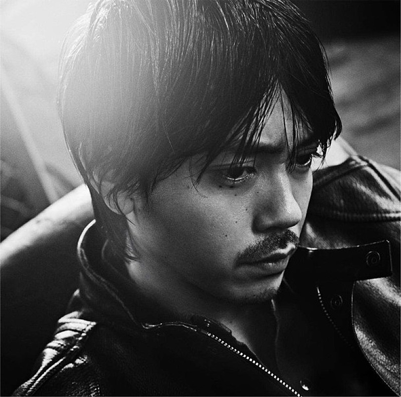 青柳翔「青柳翔（劇団EXILE）1stシングル『泣いたロザリオ』ジャケ写真など全貌解禁」1枚目/3