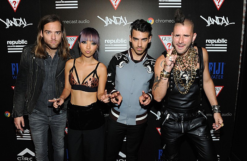 DNCE×Victoria's Secret、下着姿のモデル達が登場するコラボビデオ公開