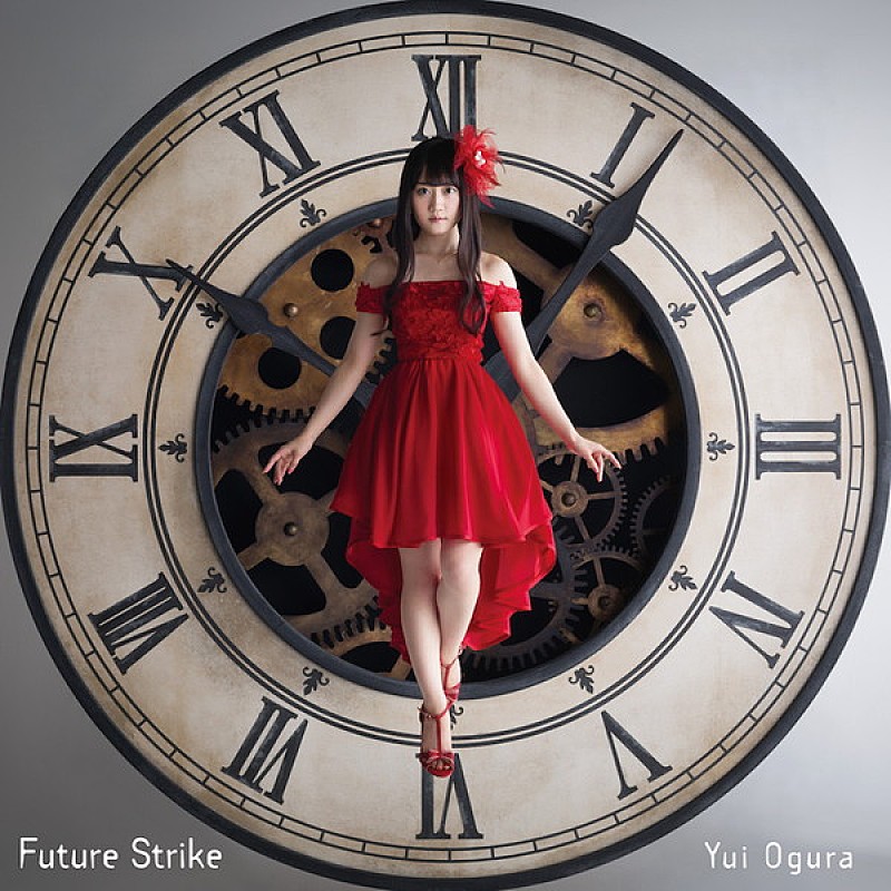 小倉唯「小倉唯、ニューシングル『Future Strike』ジャケ写は赤いドレスでクールな表情」1枚目/3