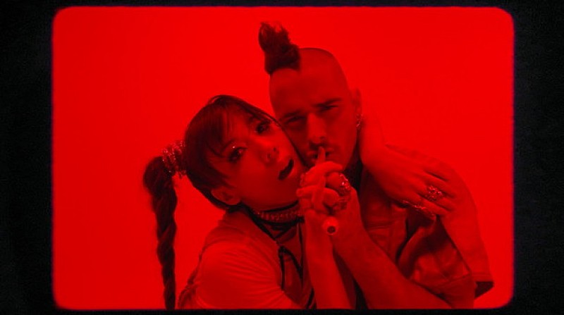 ディー・エヌ・シー・イー「DNCE×仲里依紗の濃厚なキスシーンも……新曲「ボディー・ムーヴズ」MV公開」1枚目/5