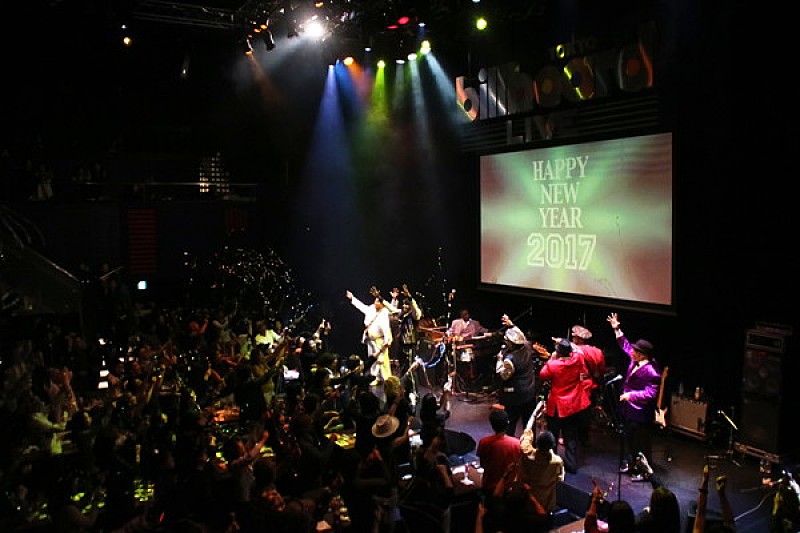 「怒涛のファンク・チューンで踊り納め&踊り初め。きらびやかな2017年の幕開けを飾ったバーケイズ・カウントダウン・ライブ」1枚目/13