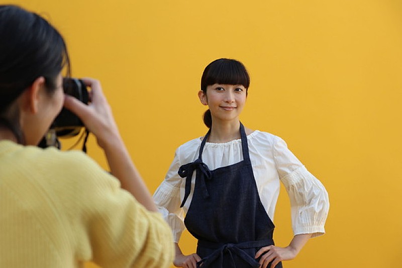 持田香織 エプロン姿も披露！ “なんとも幸せ” 『ごちうま』アンバサダー就任