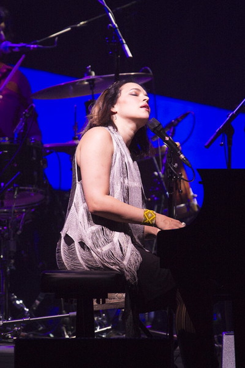 「真っ直ぐな歌声とアメリカ音楽の芳醇さに触れる、ノラ・ジョーンズ東京公演をレポート」1枚目/4