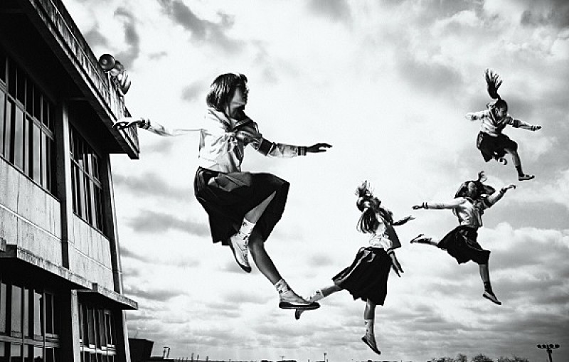 「新しい学校のリーダーズ、メジャーデビュー曲「毒花(どくばな)」のMV公開」1枚目/1