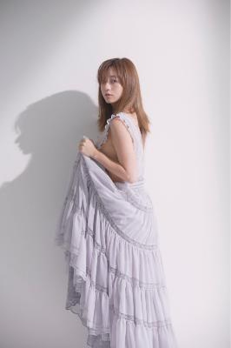 伊藤千晃、2年半ぶりソロ写真集発売