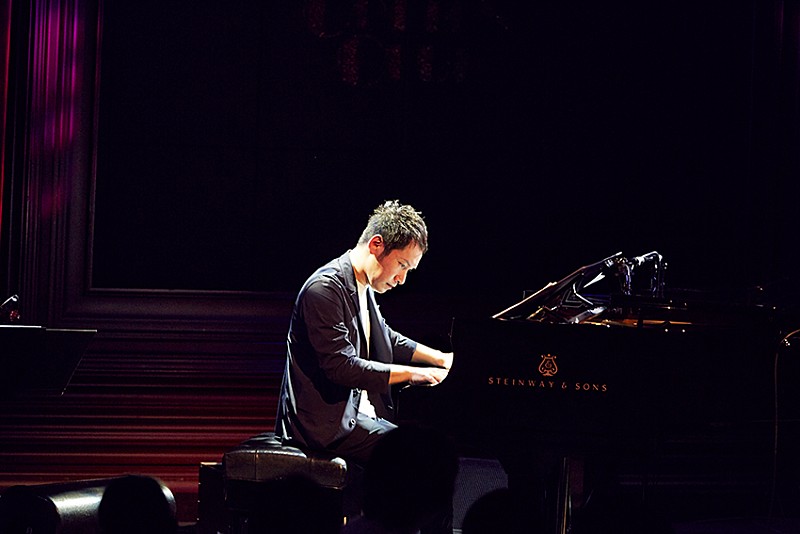 村松崇継「映画『メアリと魔女の花』の音楽を手掛けたピアニスト、村松崇継がコンベンション・ライブを開催。ピアニストとしての新たなる一歩を踏み出す。」1枚目/2