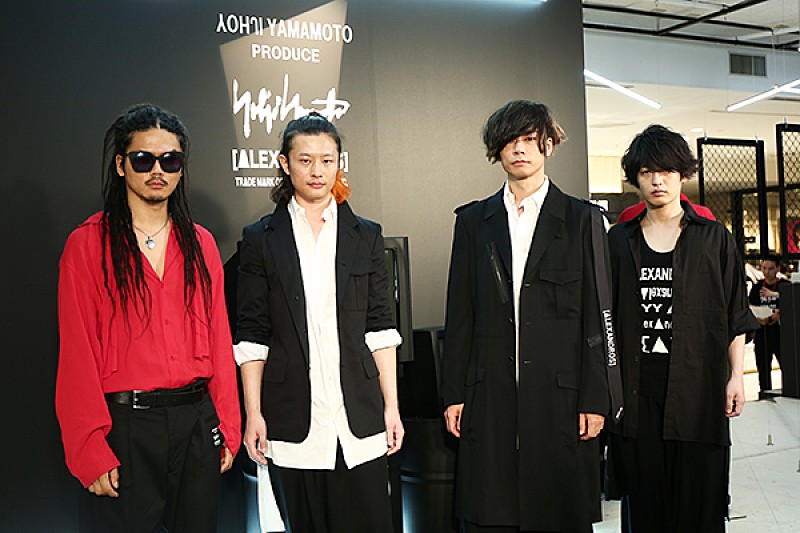 [Alexandros]「[Alexandros]×『Yohji Yamamoto』コラボで新曲「Come Closer」書き下ろし　川上洋平は「普通にファンだった」」1枚目/12