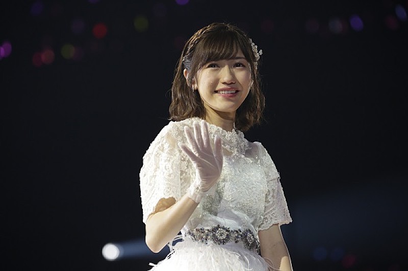 渡辺麻友「まゆゆが純白のドレス姿で自身の卒業公演に登場、「感謝をしてもしきれません」　」1枚目/22