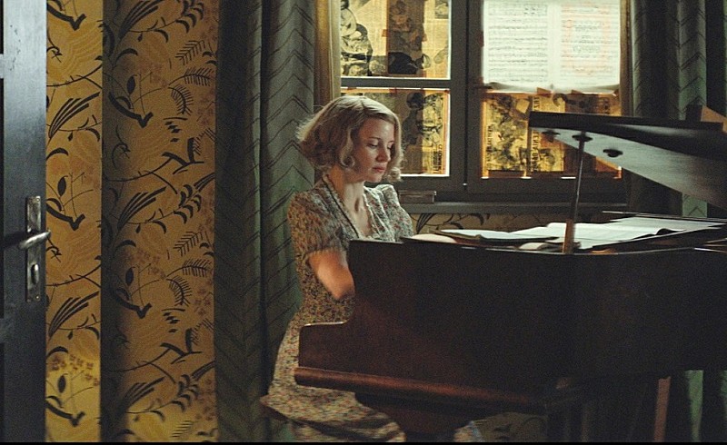 ジェシカ・チャステイン「J・チャステインが弾くピアノの音色に隠されたサインとは…　映画『ユダヤ人を救った動物園』本編映像が到着」1枚目/6