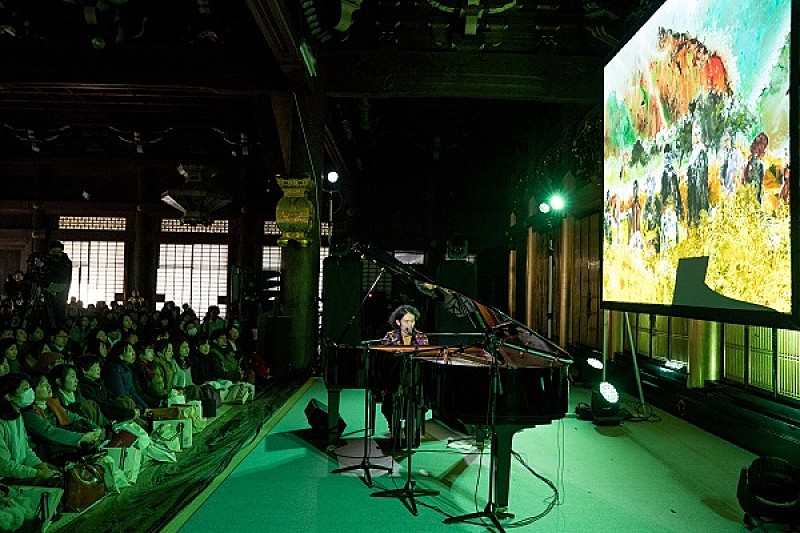 高木正勝が本願寺阿弥陀堂でソロ・ピアノコンサート、「幸福な響きは自分次第」