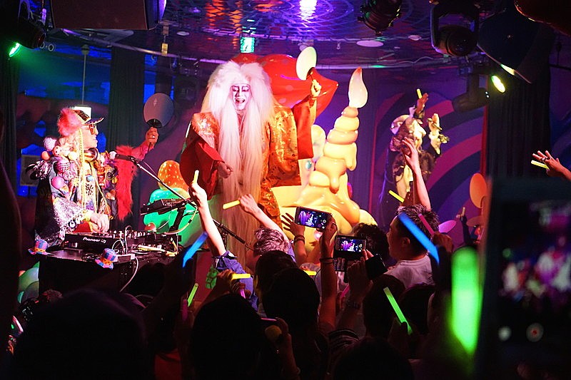 DJ KOO、原宿・KAWAII MONSTER CAFEで「和」×「Kawaii」盆踊りに挑戦