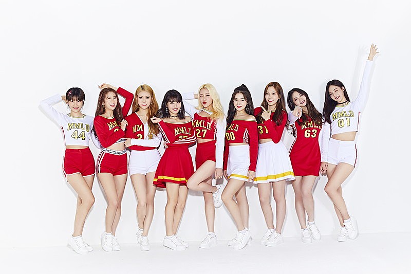 MOMOLAND、赤×白のスポーティーな新アー写を公開