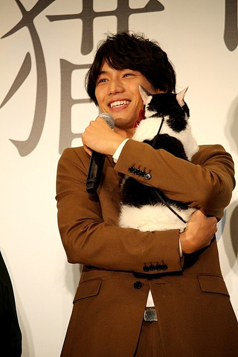 福士蒼汰「自分の映画で泣いたのは初めて」　共演した猫のナナを抱きかかえて登場！