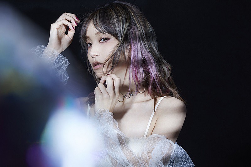 LiSA、新曲「ADAMAS」MV解禁　12/12発売シングル『赤い罠(who loves it?) / ADAMAS』のジャケット写真も公開