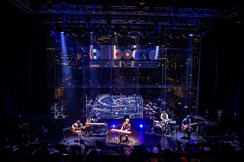 NELL、韓国を代表するロック・バンドがアコースティック・セットで表現した繊細さと壮大さ――会場を極上の歌声とサウンドで包み込んだ美しきステージ 