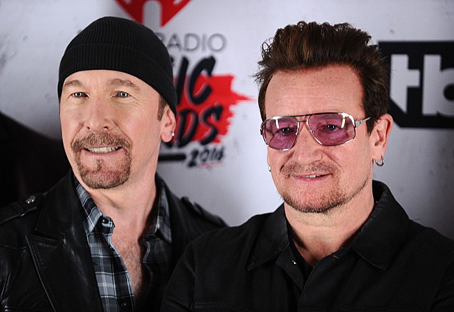 U2「U2ボノ＆ジ・エッジ、チャリティのためクリスマス・イブにストリート・ライブを行う」1枚目/1