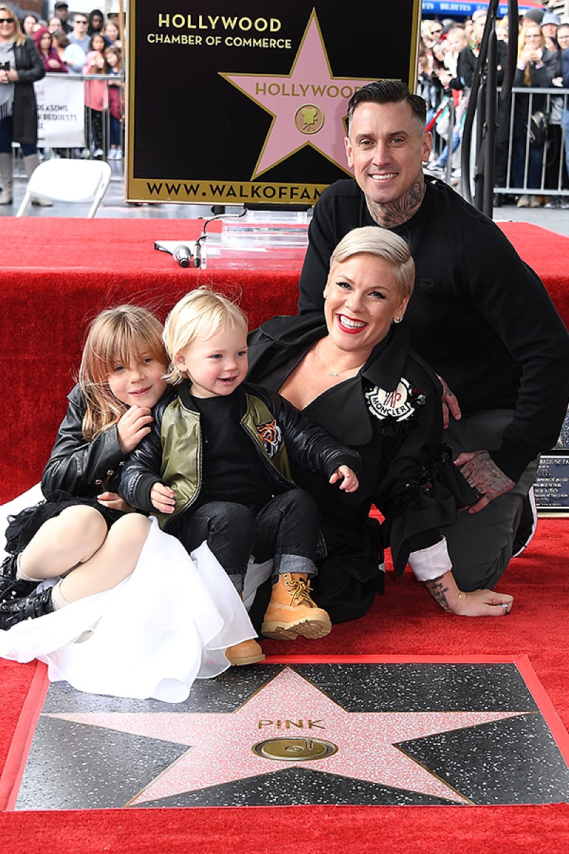 ピンク、家族とともにハリウッド殿堂入り式典に出席「まるで夢のよう」 