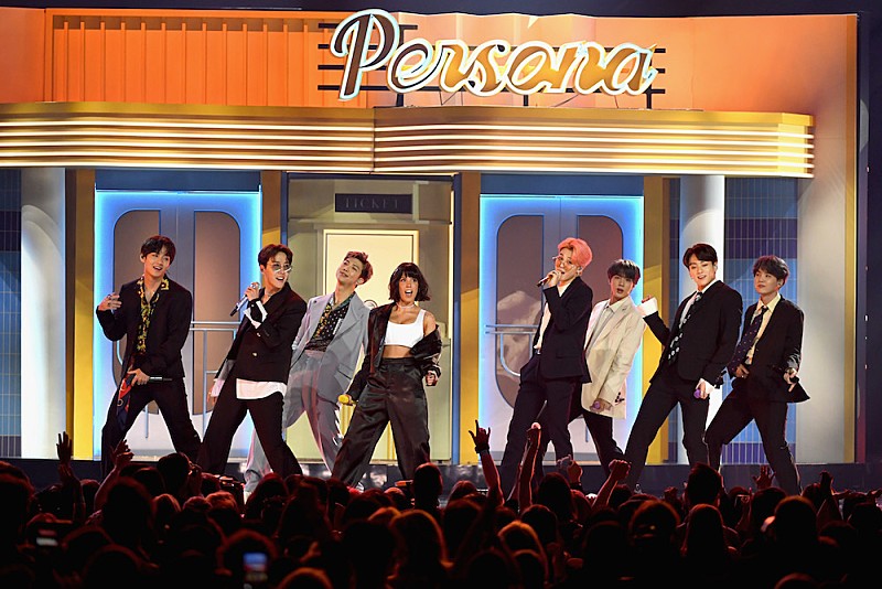 【2019 #BBMAs】BTS (防弾少年団)＆ホールジーが「Boy With Luv」のコラボステージを世界初披露 