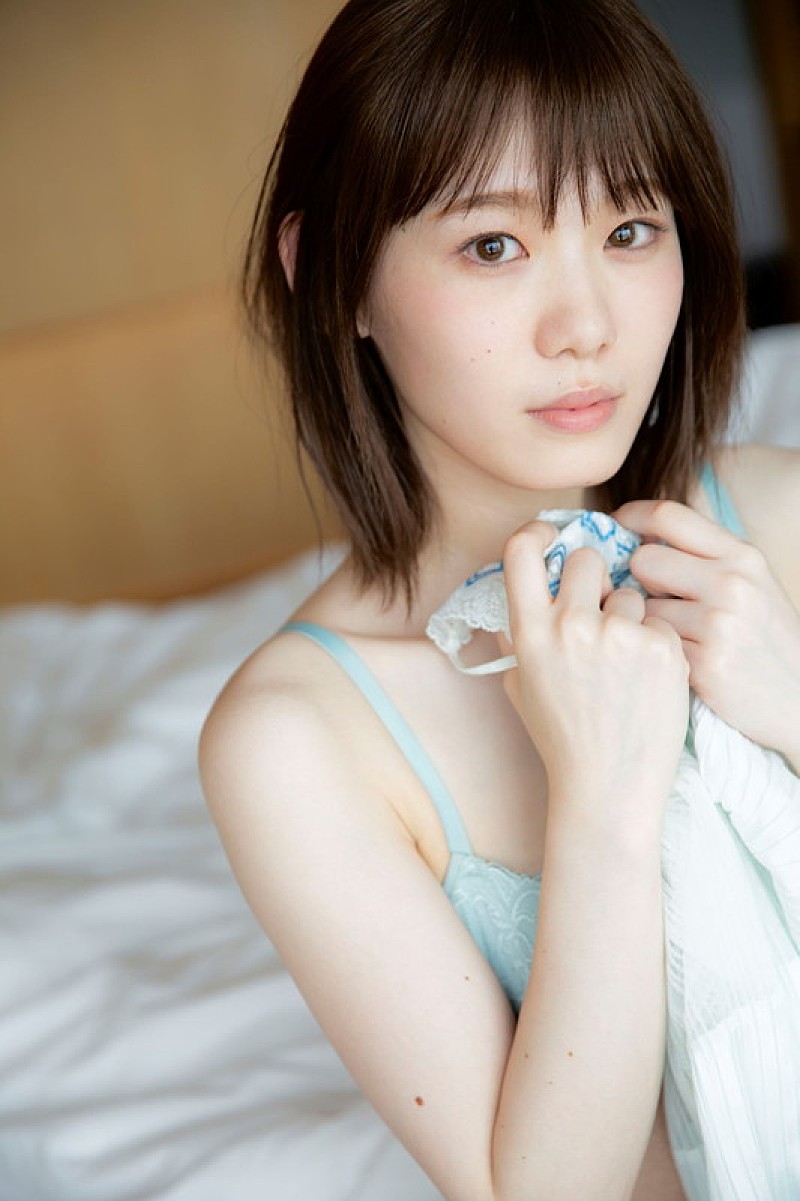 小池美波（欅坂46）がランジェリー姿に、恥じらいの表情をそのまま切り取ったカット