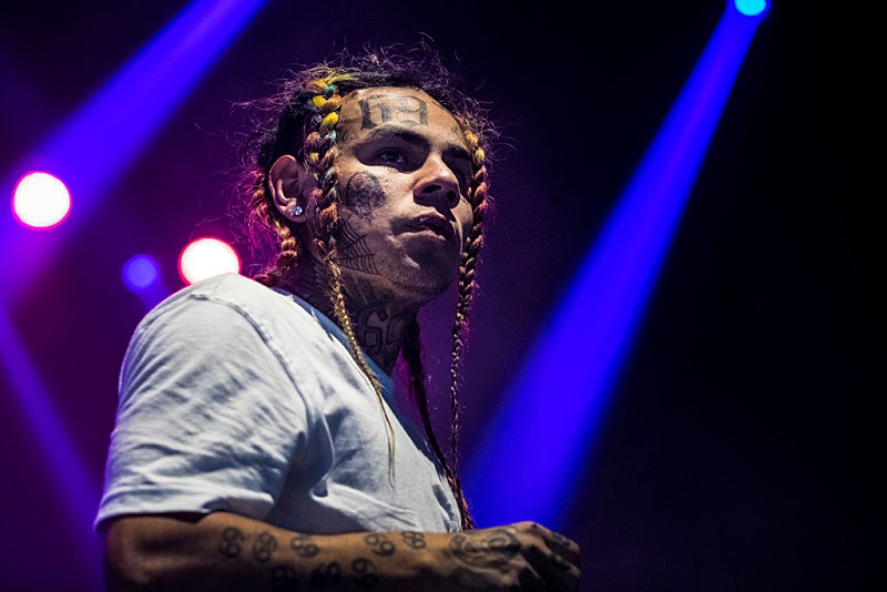 6ix9ine(シックスナイン)、約10億円で新たなレコード契約を締結 