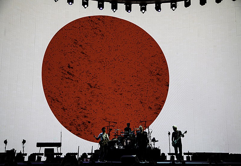 Ｕ２「U2、名盤『ヨシュア・トゥリー』に新たな命を吹き込んだ13年ぶりの来日公演ロング・レポート」1枚目/8