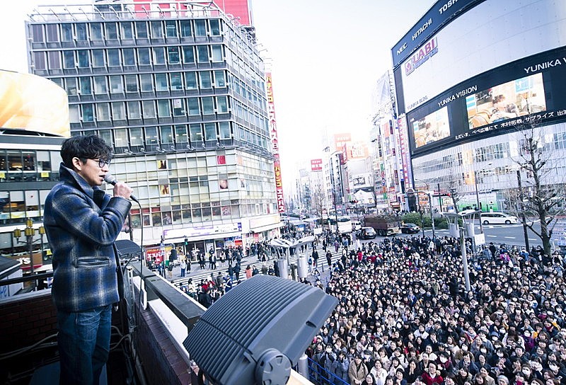 木村拓哉「振り返ってみてください！」――新宿にサプライズ登場